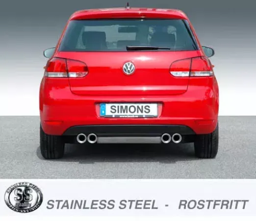 Rear view of a red VW Golf VI with fitted Simons Duplex sports exhaust system. The tailpipes are positioned on the left and right. The license plate bears the name of the manufacturer "Simons".