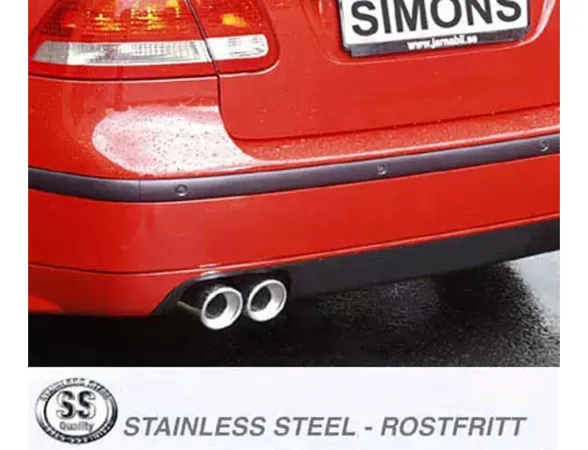 Close-up of the rear of a red SAAB 9-3 with Simons sports exhaust. Two angular, silver-colored tailpipes on the left. The Simons logo with "Stainless Steel - Rostfritt" lettering can be seen at the bottom.