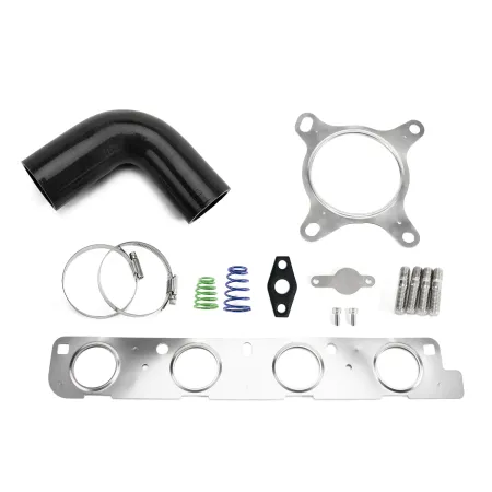 The picture shows a turbocharger upgrade kit for 2.0 TFSI EA888 engines. You can see a black silicone pipe, two hose clamps, springs, screws, gaskets and a mounting plate on a white background.